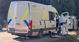Viltotais Valsts policijas mikroautobuss, ar kuru 8. oktobrī brauca notvertie imigranti.