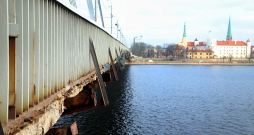 Dome sola iepirkuma konkursu Vanšu tilta remontam izsludināt jau tuvākajos mēnešos un nākamgad cer sākt arī projektēšanu. Dome sola iepirkuma konkursu Vanšu tilta remontam izsludināt jau tuvākajos mēnešos un nākamgad cer sākt arī projektēšanu.
