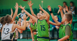 Bērniem būtiski ir izbaudīt sportu mierīgos apstākļos, un tajā nav vietas jebkāda veida vecāku spiedienam uz savām, pretinieku atvasēm, tiesnešiem un treneriem.