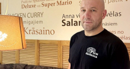 Renārs Ronis, SIA "Picu darbnīca" valdes loceklis: "Iepriekš maksājām daudz un telpās bija vēsi, bet pēc siltināšanas, kam izmantojām "EENergy" grantu, situācija ir mainījusies. Tagad darbinieki ir daudz apmierinātāki ar darba apstākļiem, bet uzņēmums var būtiski ietaupīt." Renārs Ronis, SIA "Picu darbnīca" valdes loceklis: "Iepriekš maksājām daudz un telpās bija vēsi, bet pēc siltināšanas, kam izmantojām "EENergy" grantu, situācija ir mainījusies. Tagad darbinieki ir daudz apmierinātāki ar darba apstākļiem, bet uzņēmums var būtiski ietaupīt."