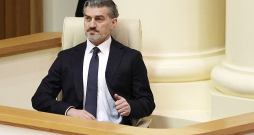 Gruzijas jaunievēlētais prezidents Miheils Kavelašvili ir izcēlies ar asiem pret Rietumiem vērstiem izteikumiem, lai arī savulaik ilgstoši spēlējis futbolu Anglijas un Šveices klubos.