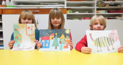 Pāvilostas Mūzikas un mākslas skolas audzēkņi Millija Tūtāne (no kreisās), Luīze un Kārlis Aumaņi. Pāvilostas Mūzikas un mākslas skolas audzēkņi Millija Tūtāne (no kreisās), Luīze un Kārlis Aumaņi.