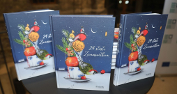 Grāmatā "24 stāsti Ziemassvētkiem" katrs stāsts sarakstīts tā, lai to varētu izlasīt vienā vakarā – gan vienatnē, gan kopā ar visu ģimeni. Grāmatā "24 stāsti Ziemassvētkiem" katrs stāsts sarakstīts tā, lai to varētu izlasīt vienā vakarā – gan vienatnē, gan kopā ar visu ģimeni.