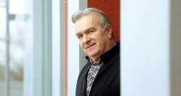 Raimonds Ozols: "Man ir svarīgs emocionāls piepildījums katrā programmā. Ne visi mūziķi un diriģenti to ir sapratuši, jo sācies cits domāšanas laikmets, kurš nav mans." Raimonds Ozols: "Man ir svarīgs emocionāls piepildījums katrā programmā. Ne visi mūziķi un diriģenti to ir sapratuši, jo sācies cits domāšanas laikmets, kurš nav mans."