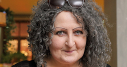 Dace Judina: "Cilvēka ziņā dzīves ceļa krustcelēs izvēlēties pareizo virzienu – tad Liktenis piepildīsies." Dace Judina: "Cilvēka ziņā dzīves ceļa krustcelēs izvēlēties pareizo virzienu – tad Liktenis piepildīsies."