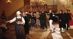 Ilona Ozola (tuvplānā), Bauskas pils muzeja pedagoģe, ved viduslaiku dejā Livonijas laika Ziemassvētku balles dalībniekus. Ilona Ozola (tuvplānā), Bauskas pils muzeja pedagoģe, ved viduslaiku dejā Livonijas laika Ziemassvētku balles dalībniekus.