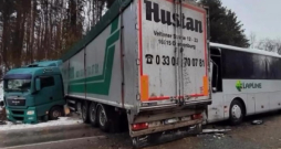Vidzemes pusē uz šosejas sadūries pasažieru autobuss un kravas auto. Vidzemes pusē uz šosejas sadūries pasažieru autobuss un kravas auto.