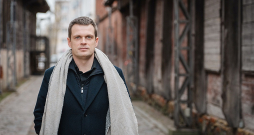 Viesturs Roziņš: "Mana izrāde nav politiska, bet vairāk vērsta uz cilvēcības aspektu. Diemžēl šajā visā lielajā jautājumā ir iespēja pazaudēt sapratni." Viesturs Roziņš: "Mana izrāde nav politiska, bet vairāk vērsta uz cilvēcības aspektu. Diemžēl šajā visā lielajā jautājumā ir iespēja pazaudēt sapratni."
