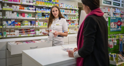 Farmaceitiem tagad nākas skaidrot aptieku apmeklētājiem jauno kārtību - kādos gadījumos ir jāmaksā 75 centi par zāļu izsniegšanu pret recepti un kad tas nav jādara.