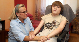 Jolanta Kalniņa atzīst, ka viņai nav viegla dzīve ar Robertu. Taču viņa nav gatava dēlu ievietot aprūpes namā. "Tas nozīmētu, ka es savu dēlu esmu pakļāvusi lēnai un mokošai nāvei, jo tur viņu smagi sazāļotu, lai viņš vienkārši guļ," spriež Jolanta. Jolanta Kalniņa atzīst, ka viņai nav viegla dzīve ar Robertu. Taču viņa nav gatava dēlu ievietot aprūpes namā. "Tas nozīmētu, ka es savu dēlu esmu pakļāvusi lēnai un mokošai nāvei, jo tur viņu smagi sazāļotu, lai viņš vienkārši guļ," spriež Jolanta.