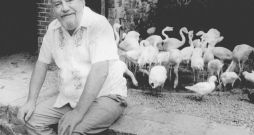 Džeralda Darela mērķis bija pasaulē izzūdošo un apdraudēto dzīvnieku sugu glābšana, atjaunošana un cieņpilna attieksme pret ikvienu dzīvu radību uz Zemes. Šogad mēs godinām viņu simtgadē! Džeralda Darela mērķis bija pasaulē izzūdošo un apdraudēto dzīvnieku sugu glābšana, atjaunošana un cieņpilna attieksme pret ikvienu dzīvu radību uz Zemes. Šogad mēs godinām viņu simtgadē!