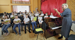 Tilžas pamatskolas koris Lindas Vītolas vadībā gatavojas Dziesmu svētkiem.