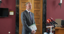 Pēc 14. Saeimas vēlēšanām Viktors Valainis ir ieguvis ietekmi ne tikai partijā, bet arī valdībā, tomēr šīs pozīcijas nebūt nav drošas. Pēc 14. Saeimas vēlēšanām Viktors Valainis ir ieguvis ietekmi ne tikai partijā, bet arī valdībā, tomēr šīs pozīcijas nebūt nav drošas.