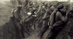 Latviešu strēlnieki ierakumos. 1915. g.