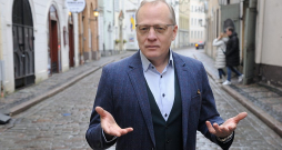 RTU docents Jānis Viesturs: "Sistēma ar divām dažādām kadastrālajām vērtībām, kas vēl tiek arī dažādi rēķinātas, radījusi situāciju, kur dalīto īpašuma tiesību gadījumā īpašnieka saņemtā atlīdzība par zemes lietošanu būs mazāka nekā nekustamā īpašuma nodoklis, kas viņam jāsamaksā. Tas ir acīmredzams absurds." RTU docents Jānis Viesturs: "Sistēma ar divām dažādām kadastrālajām vērtībām, kas vēl tiek arī dažādi rēķinātas, radījusi situāciju, kur dalīto īpašuma tiesību gadījumā īpašnieka saņemtā atlīdzība par zemes lietošanu būs mazāka nekā nekustamā īpašuma nodoklis, kas viņam jāsamaksā. Tas ir acīmredzams absurds."