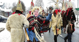 Starptautisko masku tradīciju festivālu ar Valsts kultūrkapitāla fonda atbalstu organizē Latvijas Folkloras biedrība kopā ar Bauskas novada pašvaldību, Bauskas kultūras centru, Īslīces kultūras namu un Vecumnieku tautas namu. Starptautisko masku tradīciju festivālu ar Valsts kultūrkapitāla fonda atbalstu organizē Latvijas Folkloras biedrība kopā ar Bauskas novada pašvaldību, Bauskas kultūras centru, Īslīces kultūras namu un Vecumnieku tautas namu.