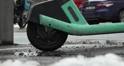 Sliktos laikapstākļos skrejriteņus centralizēti atslēdz, lai tie klientiem nebūtu pieejami.