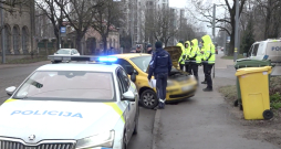 Latgales ielā kāds ēdiena piegādātājs nesekmīgi mēģināja aizbēgt no policijas. 