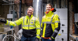 ""Polar Night Energy" valdes priekšsēdētājs Tommi Eronens (no labās puses) un pārstāvis Baltijas valstīs Petri Triggs (Trygg) demonstrē pirmo PNE izmēģinājuma smilšu bateriju. Vairāk kā 20 tonnas smilšu atrodas turpat aiz sienas. ""Polar Night Energy" valdes priekšsēdētājs Tommi Eronens (no labās puses) un pārstāvis Baltijas valstīs Petri Triggs (Trygg) demonstrē pirmo PNE izmēģinājuma smilšu bateriju. Vairāk kā 20 tonnas smilšu atrodas turpat aiz sienas.