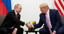 ASV prezidents Donalds Tramps (no labās) un Krievijas diktators Vladimirs Putins G20 līderu samitā Japānas pilsētā Osakā 2019. gada 28. jūnijā. 47. ASV prezidents ir paudis cerību "ļoti drīz" apspriesties ar Kremļa saimnieku. ASV prezidents Donalds Tramps (no labās) un Krievijas diktators Vladimirs Putins G20 līderu samitā Japānas pilsētā Osakā 2019. gada 28. jūnijā. 47. ASV prezidents ir paudis cerību "ļoti drīz" apspriesties ar Kremļa saimnieku.