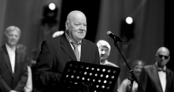 Jānis Peters (dzimis Priekulē 30.06.1939. – miris Rīgā 27.01.2025.).
Dzejnieks, publicists, Latvijas Tautas frontes dibinātājs, diplomāts.
