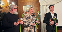 Pianists Aldis Liepiņš (no kreisās), dziedātāja Ieva Parša un aktieris Vilis Daudziņš. 2025. gada 13. janvāris Akuratera muzejā. Pianists Aldis Liepiņš (no kreisās), dziedātāja Ieva Parša un aktieris Vilis Daudziņš. 2025. gada 13. janvāris Akuratera muzejā.