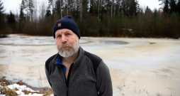 Ropažu pagasta viensētas "Ariņi" īpašnieks Pēteris Ozoliņš: "Dolomīta ieguve zem gruntsūdens līmeņa, visticamāk, nozīmē to, ka dzeramā ūdens aka un pieci mana vectēva izraktie zivju dīķi būs sausi."