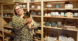 Keramiķe Jogita Kristiņa un zīmola "Zuze Pet" dzīvespriecīgā reklāmas seja Pepe. Keramiķe Jogita Kristiņa un zīmola "Zuze Pet" dzīvespriecīgā reklāmas seja Pepe.