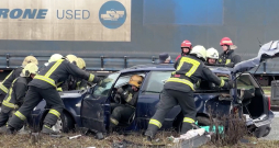 Pēc sadursmes sasistie auto pilnībā bloķējuši satiksmi. Pēc sadursmes sasistie auto pilnībā bloķējuši satiksmi.