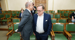 Mārtiņš Kazāks (no labās), gaidot Saeimas balsojumu, šoreiz varēja ļoti nesatraukties, jo atbalstu jau solīja daudzi politiķi, arī neatkarīgais deputāts Oļegs Burovs.