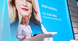 Šajās dienās, no 10. līdz 12. februārim, Ministru prezidente Evika Siliņa kopā ar uzņēmējiem no Latvijas atrodas darba vizītē Apvienotajos Arābu Emirātos, vakar premjere tur piedalījās arī Pasaules valdību samitā. Tāpēc šonedēļ vēl nekādi politiskie satricinājumi Latvijas valdībā nevarētu būt. Šajās dienās, no 10. līdz 12. februārim, Ministru prezidente Evika Siliņa kopā ar uzņēmējiem no Latvijas atrodas darba vizītē Apvienotajos Arābu Emirātos, vakar premjere tur piedalījās arī Pasaules valdību samitā. Tāpēc šonedēļ vēl nekādi politiskie satricinājumi Latvijas valdībā nevarētu būt.