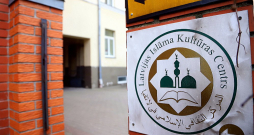 Pašlaik Rīgas musulmaņi uz vīriešiem obligāto kopīgo piektdienas lūgšanu pulcējas Latvijas Islāma kultūras centra (LIKC) telpās Brīvības ielā 104. Zālē vietas ir simt cilvēkiem, tāpēc lūgšana norisinās divās maiņās. Pašlaik Rīgas musulmaņi uz vīriešiem obligāto kopīgo piektdienas lūgšanu pulcējas Latvijas Islāma kultūras centra (LIKC) telpās Brīvības ielā 104. Zālē vietas ir simt cilvēkiem, tāpēc lūgšana norisinās divās maiņās.