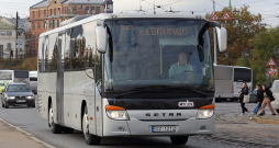 Nav pirmā reize, kad AS "Cēsu autotransporta apvienība", zaudējot "kartelistiem", neuzvar sev labi pazīstamu maršrutu iepirkumos, taču pēc tam ir kā glābšanas riņķis, kas rūpējas, lai pasažieru pārvadājumi varētu notikt. Nav pirmā reize, kad AS "Cēsu autotransporta apvienība", zaudējot "kartelistiem", neuzvar sev labi pazīstamu maršrutu iepirkumos, taču pēc tam ir kā glābšanas riņķis, kas rūpējas, lai pasažieru pārvadājumi varētu notikt.