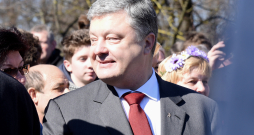 Petro Porošenko ziedu nolikšanas ceremonijas laikā Brīvības pieminekļa laukumā. Petro Porošenko ziedu nolikšanas ceremonijas laikā Brīvības pieminekļa laukumā.