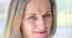 Gunta Gelgote: "Man sagādā lielu gandarījumu iedot balsi kaut kam tik mūsdienīgi aktuālam, tas, ka to varu dziedāt, liekas pagodinoši un nozīmīgi." Gunta Gelgote: "Man sagādā lielu gandarījumu iedot balsi kaut kam tik mūsdienīgi aktuālam, tas, ka to varu dziedāt, liekas pagodinoši un nozīmīgi."