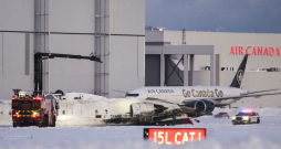 Toronto lidostā avārijas nosēšanās laikā apgāzusies "Delta Air Lines" lidmašīna. Toronto lidostā avārijas nosēšanās laikā apgāzusies "Delta Air Lines" lidmašīna.