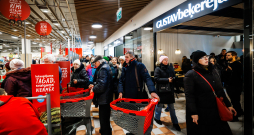 Carnikavas centrā, Atpūtas ielā 1, atklāts tirdzniecības centrs (TC) "Mandarīns". Lielveikals, 