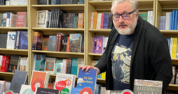 Ilmārs Šlāpins dienasgrāmatu veidošanai veltījis četrus gadus, vienu no tiem – informācijas vākšanai zemsvītras piezīmēm un pieminēto personu bibliogrāfiskajam sarakstam. Ilmārs Šlāpins dienasgrāmatu veidošanai veltījis četrus gadus, vienu no tiem – informācijas vākšanai zemsvītras piezīmēm un pieminēto personu bibliogrāfiskajam sarakstam.