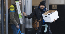 USAID aģentūras darbinieki nes savas personīgās mantas pēc to paņemšanas no USAID Humānās palīdzības biroja Vašingtonā. USAID aģentūras darbinieki nes savas personīgās mantas pēc to paņemšanas no USAID Humānās palīdzības biroja Vašingtonā.