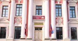 Šogad 250 gadi aprit pirmajai augstskolai Latvijas teritorijā “Academia Petrina”, kur šobrīd atrodas Ģederta Eliasa Jelgavas vēstures un mākslas muzejs. Šogad 250 gadi aprit pirmajai augstskolai Latvijas teritorijā “Academia Petrina”, kur šobrīd atrodas Ģederta Eliasa Jelgavas vēstures un mākslas muzejs.