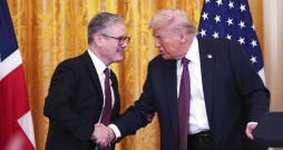 Kīrs Stārmers un Donalds Tramps. 