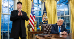 Īlons Masks un Donalds Tramps Ovālajā kabinetā. Īlons Masks un Donalds Tramps Ovālajā kabinetā.