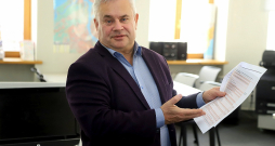 Uzņēmuma "Arco Real Estate" īpašumu vērtēšanas nodaļas vadītājs Māris Laukalējs: "Pēc šī saraksta vērtētājiem tagad jānovērtē arī klimata fiziskie riski, tostarp upju un ezeru iziešana no krastiem, stipru lietusgāžu iespējami izraisītie bojājumi, jūras līmeņa paaugstināšanās un desmitiem citu." Uzņēmuma "Arco Real Estate" īpašumu vērtēšanas nodaļas vadītājs Māris Laukalējs: "Pēc šī saraksta vērtētājiem tagad jānovērtē arī klimata fiziskie riski, tostarp upju un ezeru iziešana no krastiem, stipru lietusgāžu iespējami izraisītie bojājumi, jūras līmeņa paaugstināšanās un desmitiem citu."