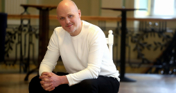 Gundars Grasbergs: "Šis ir laiks, kad arī teātrī jūtam, ka cilvēkiem par lielām, traģiskām un nopietnām lietām negribas domāt, viņi vēlas mazliet no visa atslogoties un pasmaidīt, sajust skaisto." Gundars Grasbergs: "Šis ir laiks, kad arī teātrī jūtam, ka cilvēkiem par lielām, traģiskām un nopietnām lietām negribas domāt, viņi vēlas mazliet no visa atslogoties un pasmaidīt, sajust skaisto."