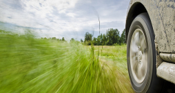 Jaunu, šajā brīdī patiešām ekoloģijas prasībām atbilstošu auto laukos dzīvojošais nevar atļauties nopirkt, bet veca auto lāpīšana ir tikai sevis un kontrolējošo iestāžu mānīšana.