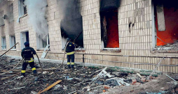 Naktī uz trešdienu Krievija ar bezpilota lidaparātiem veica uzbrukumus Ukrainas Sumu apgabalā, tostarp Krasnopiļas slimnīcai (attēlā). Naktī uz trešdienu Krievija ar bezpilota lidaparātiem veica uzbrukumus Ukrainas Sumu apgabalā, tostarp Krasnopiļas slimnīcai (attēlā).