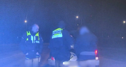 Policijas darbinieki aizturējuši vīrieti, kura vadītās automašīnas bagāžniekā atrastas narkotiskās vielas. Policijas darbinieki aizturējuši vīrieti, kura vadītās automašīnas bagāžniekā atrastas narkotiskās vielas.