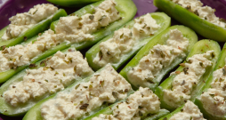 Gurķi ar tunča un avokado pildījumu.