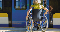 Cilvēkam, kurš pārvietojas ratiņkrēslā, pirms brauciena ar sabiedrisko transportu ieteicams iepriekš iepazīties ar iespējām vēlamajā transporta veidā un maršrutā. Cilvēkam, kurš pārvietojas ratiņkrēslā, pirms brauciena ar sabiedrisko transportu ieteicams iepriekš iepazīties ar iespējām vēlamajā transporta veidā un maršrutā.