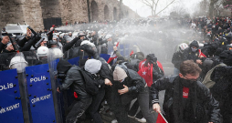 Kopš Stambulas mēra Ekrema Imamoglu aizturēšanas trešdien daudzviet Turcijā, tostarp Stambulā (attēlā), notikušas demonstrantu sadursmes ar policiju, kurās aizturēti vairāk nekā 1100 cilvēku.